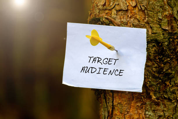 istock Target audience note on note paper with dart arrow. Marketing, advertisement, business concept 1401212476
