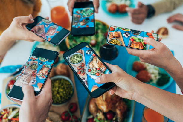 istock Taking a photo of food 1401215877