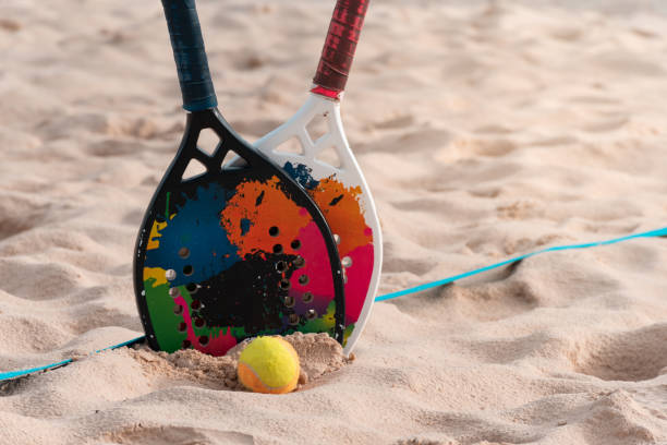 raquette et balle de tennis sur la plage - sport de raquette photos et images de collection