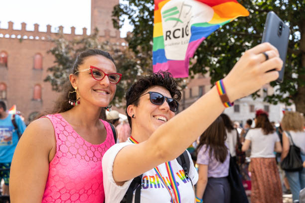 gay pride parade. menschen strömen bei demonstrationen auf die straße, um menschen- und bürgerrechte zu feiern - social issues celebration civil rights costume stock-fotos und bilder