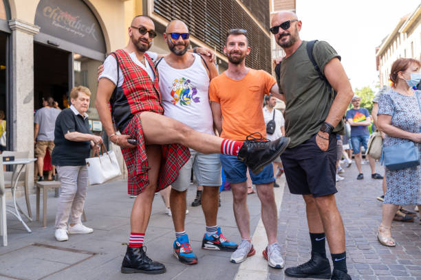 gay pride parade. menschen strömen bei demonstrationen auf die straße, um menschen- und bürgerrechte zu feiern - social issues celebration civil rights costume stock-fotos und bilder