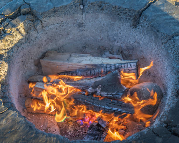 burning protokolle - fire pit fire camping burning stock-fotos und bilder