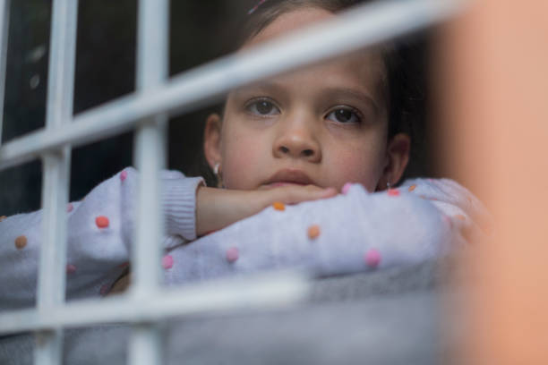 ラテン系の悲しい少女のクローズアップ肖像画 - child surprise little girls human face ストックフォトと画像