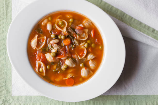 kleine, einfache schüssel minestrone suppe - bohnensorte great northern stock-fotos und bilder
