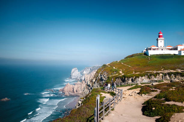 widok na latarnię morską cabo da roca. sintra, portugalia. portugalski farol de cabo da roca to przylądek, który tworzy najbardziej wysunięty na zachód punkt euroazjatyckiej masy lądowej. - cabo da roca zdjęcia i obrazy z banku zdjęć