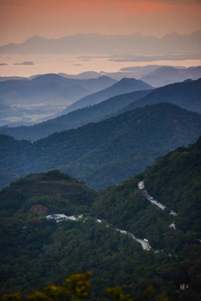 海岸平野からセラ・ドス・オルガオス山脈に登る曲がりくねった道 - rio de janeiro brazil landscape urban scene ストックフォトと画像