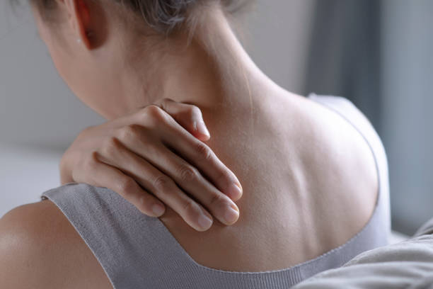woman has shoulder pain. - touching neck imagens e fotografias de stock