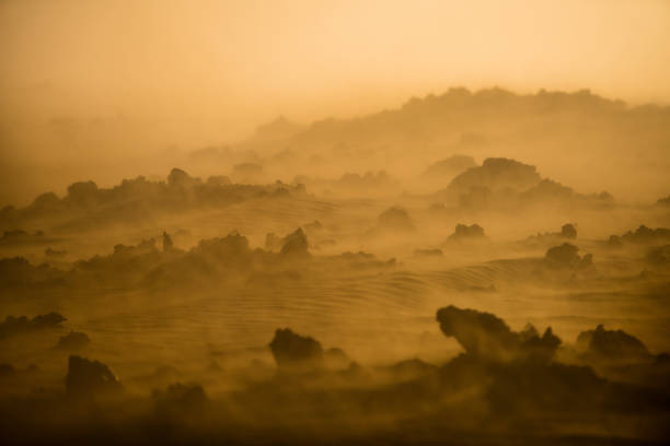 die jenseitige landschaft des zentralen hochlandes islands während eines sandsturms - otherworldy stock-fotos und bilder