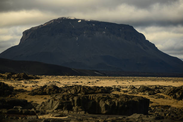 imponujący wulkan herðubreið na wyżynie centralnej - flattop mountain zdjęcia i obrazy z banku zdjęć