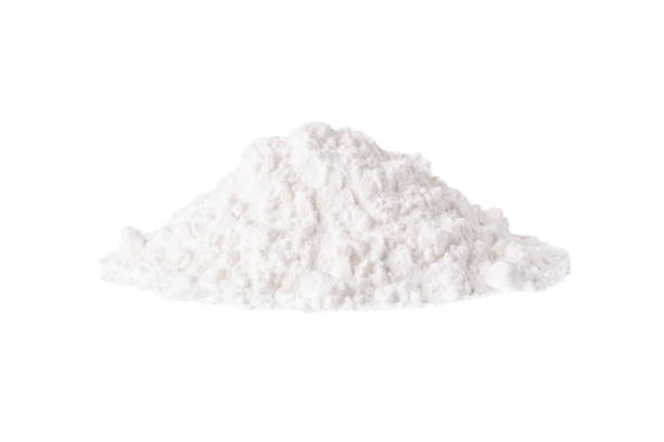 pila de polvo blanco aislado sobre blanco - ground flour white heap fotografías e imágenes de stock