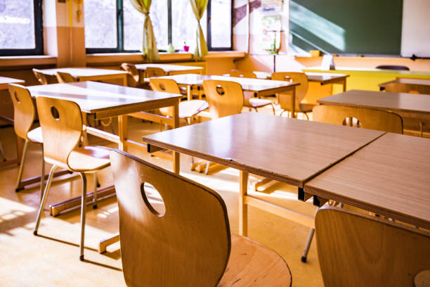 Empty classroom at elementary school! Classroom et elementary school without people. empty desk in classroom stock pictures, royalty-free photos & images