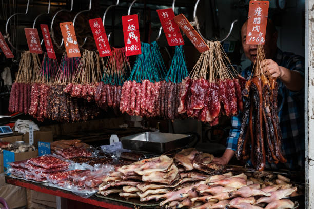 boucher vendant la viande sur le magasin de marché de rue à hong kong - butcher butchers shop meat store photos et images de collection