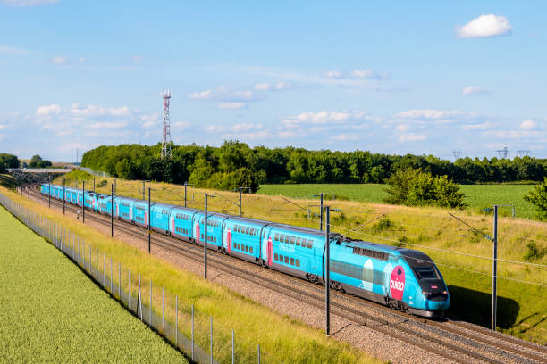 un tgv ouigo à la campagne. - alstom photos et images de collection