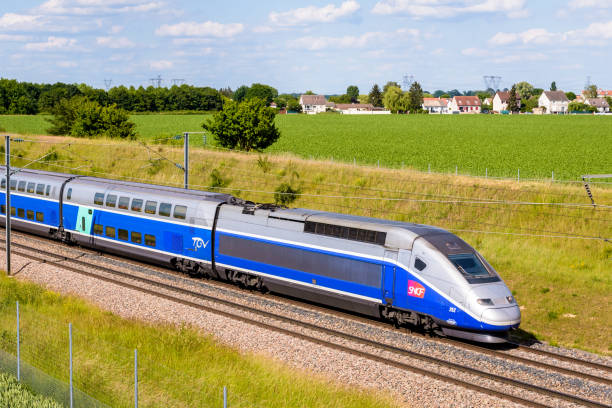 ein tgv-hochgeschwindigkeitszug auf dem land. - european culture audio stock-fotos und bilder