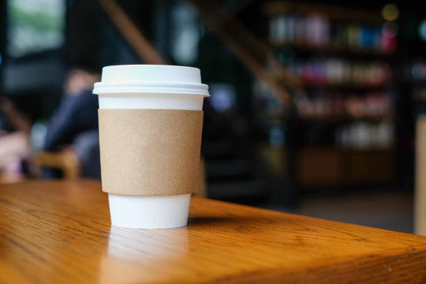 茶色の紙のコーヒーカップ。 - latté coffee tray froth ストックフォトと画像
