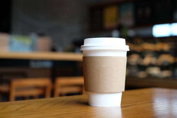 brown paper coffee cup. - coffee take out food cup paper imagens e fotografias de stock