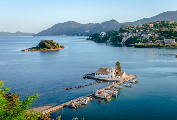 monastero di vlacherna e l'isola del topo a corfù, grecia. - pantocratore foto e immagini stock