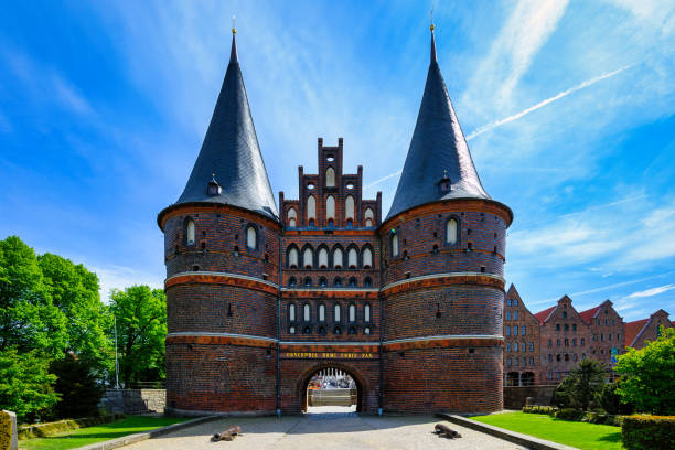 la puerta holsten en lübeck - schleswig fotografías e imágenes de stock