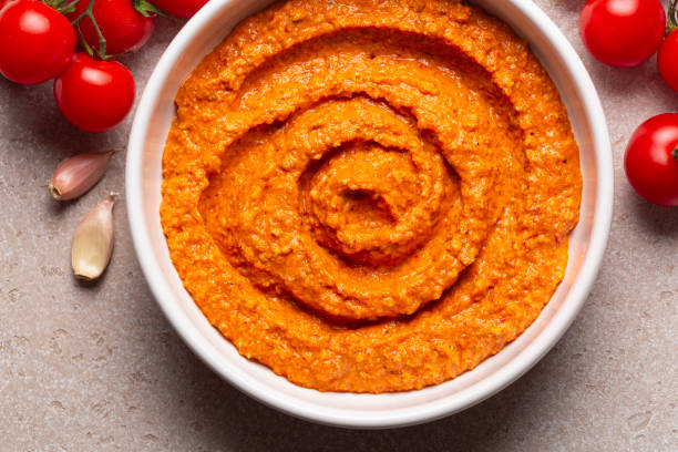 salsa romesco. salsa di verdure spagnole a base di pomodoro. a base di miscela di pomodori arrostiti, peperoni rossi arrostiti e aglio, mandorle tostate, olio d'oliva e pane. primo piano. - antipasto roasted pepper bell pepper pepper foto e immagini stock