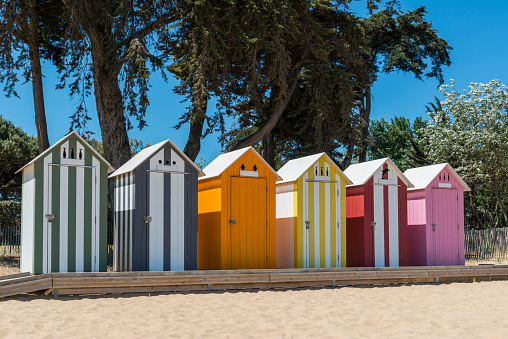 Cabines de plage traditionnelle de la plage de La Brée Les Bains