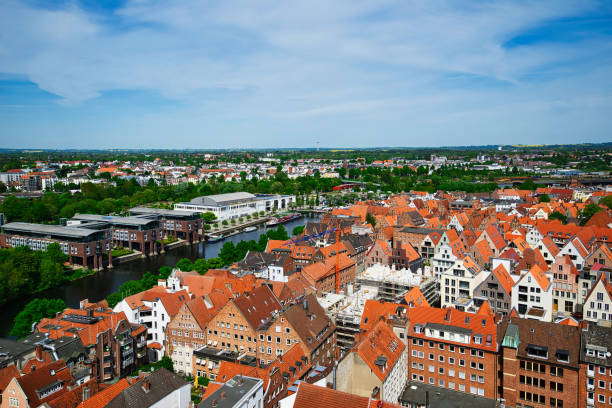 une vue de la vieille ville de luebeck - schleswig photos et images de collection