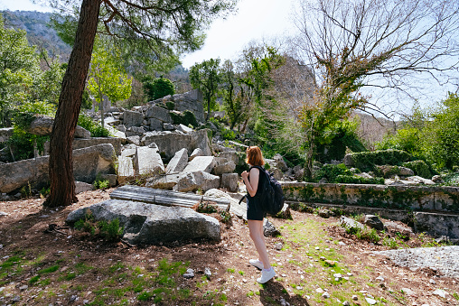 The arrival of a woman hiking in nature to the ancient city.