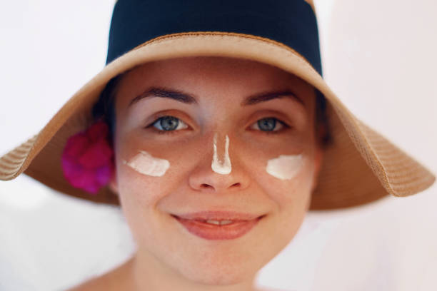 istock Suntan Lotion Woman Applying Sunscreen. Solar Cream. 1401300040