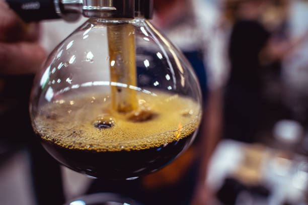 sifone caffè brewing. sfondo del metodo della pentola sottovuoto. - siphon foto e immagini stock