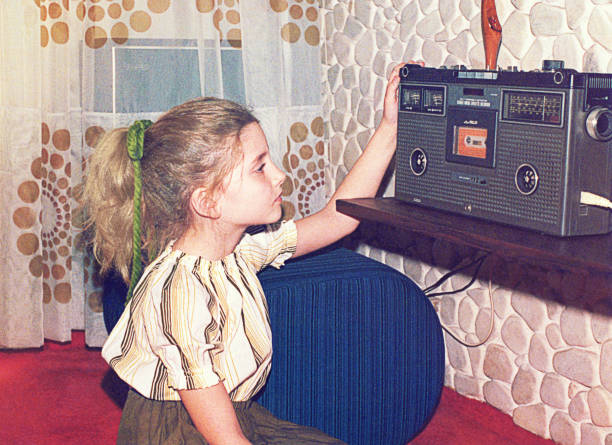 vintage-mädchen, das einen stereo-radio-kassettenrecorder spielt - stereoanlage fotos stock-fotos und bilder