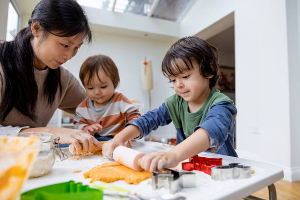 lernen, ein nudelholz zu benutzen - togetherness learning playful mother stock-fotos und bilder