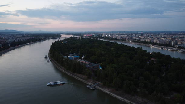 isla margit durante la puesta de sol - margit bridge fotos fotografías e imágenes de stock