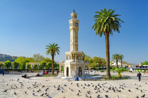 torre dell'orologio di smirne nel mezzo di piazza konak, smirne - izmir turkey konak clock tower foto e immagini stock