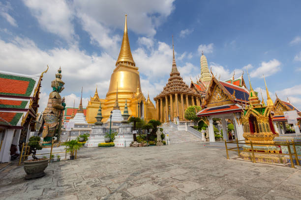 temple of the emerald buddha or wat phra kaew temple, bangkok, thailand - gold pagoda temple synagogue imagens e fotografias de stock