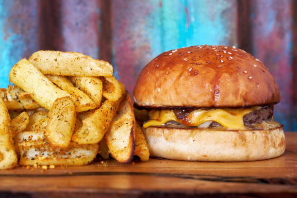un hamburger, hamburger o cheeseburger su piatto di legno con patatine fritte. - sandwich turkey potato chip plate foto e immagini stock