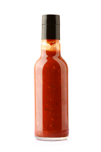 Botella de salsa de chile picante photo