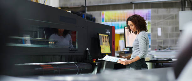 female printing operator - drukken stockfoto's en -beelden