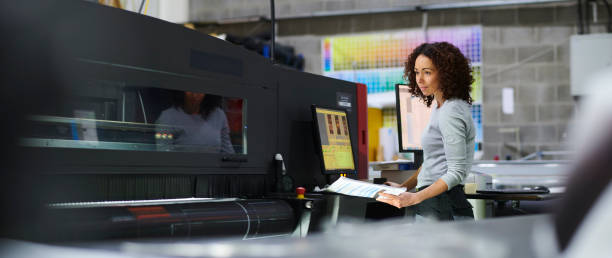 operadora de impresión femenina - imprenta fotografías e imágenes de stock
