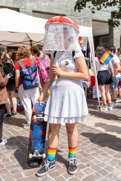 gay pride parade. menschen strömen bei demonstrationen auf die straße, um menschen- und bürgerrechte zu feiern - social issues celebration civil rights costume stock-fotos und bilder