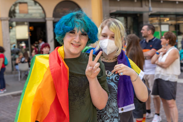 gay pride parade. menschen strömen bei demonstrationen auf die straße, um menschen- und bürgerrechte zu feiern - social issues celebration civil rights costume stock-fotos und bilder