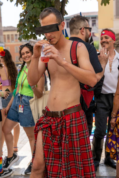 gay pride parade. menschen strömen bei demonstrationen auf die straße, um menschen- und bürgerrechte zu feiern - gay man gay pride civil rights pride stock-fotos und bilder