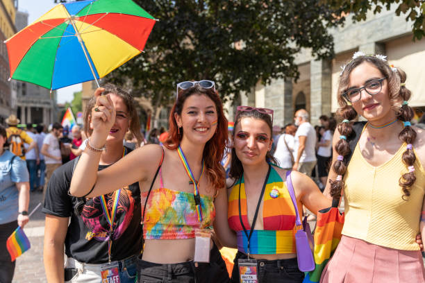 gay pride parade. menschen strömen bei demonstrationen auf die straße, um menschen- und bürgerrechte zu feiern - gay man gay pride civil rights pride stock-fotos und bilder