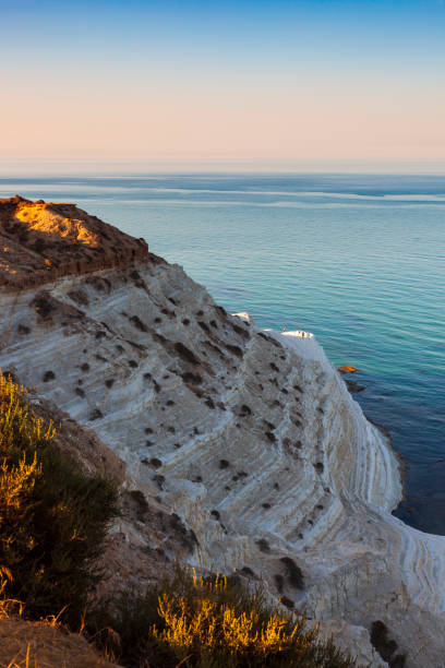 falaises calcaires blanches à la scala dei turchi, realmonte. agrigente. sicile - agrigento sicily italy tourism photos et images de collection