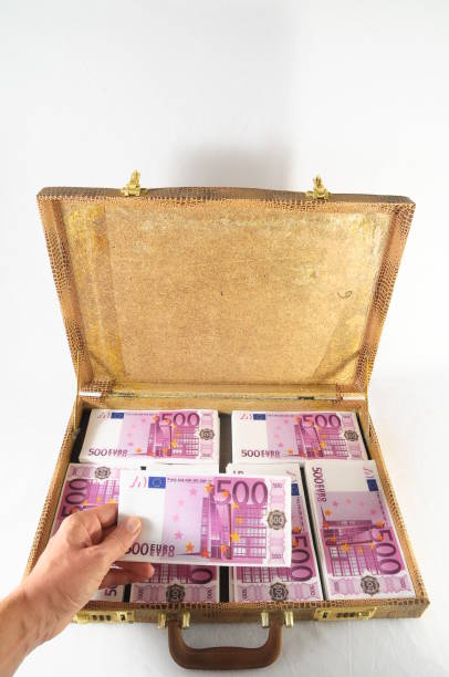 istock Suitcase Full of Banknotes 1401349287