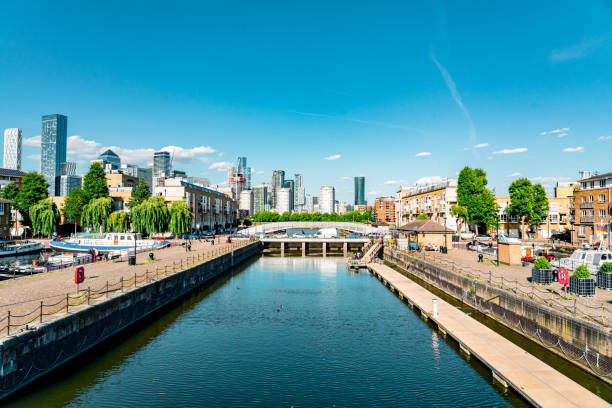 greenland quay dock, canada water, surrey quays, london docklands w słoneczny dzień - docklands zdjęcia i obrazy z banku zdjęć