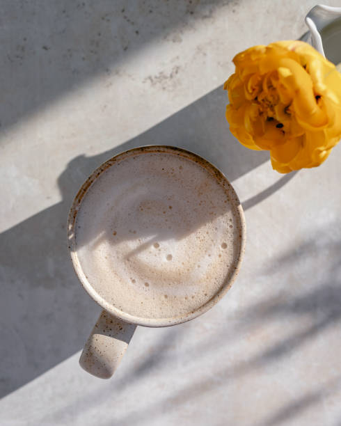 햇빛에 귀리 라떼의 큰 컵의 머리 위 전망 - caffee 뉴스 사진 이미지