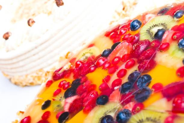 tarte aux fruits glacée mélangée et gateaux à la crème de noisettes - cake multi colored layered photography photos et images de collection