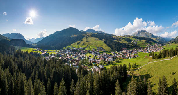 вид с воздуха на горную деревню - lechtal alps стоковые фото и изображения