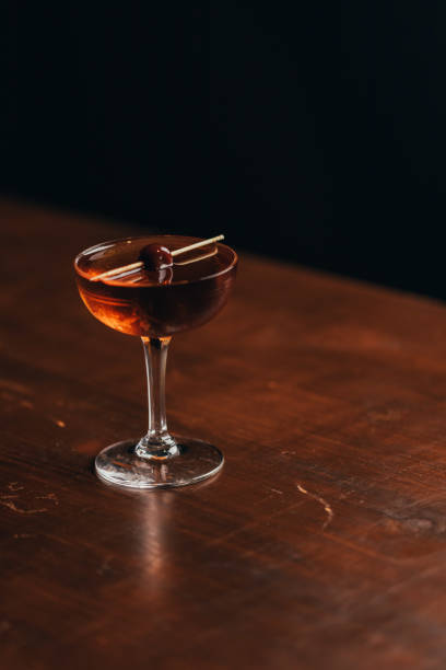 напиток манхэттен - manhattan cocktail cocktail drink cherry стоковые фото и изображения