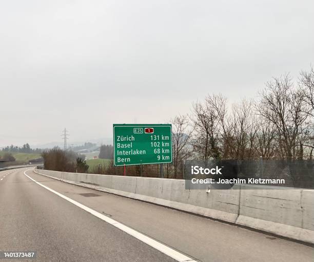 Autobahn Schweiz Zwischen Genf Und Diepoldsau Frauenkappelen Bern Entfernungsschild Zürich Basel Interlaken Stock Photo - Download Image Now