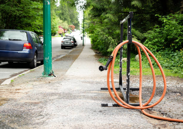 登山道入口脇のマウンテンバイク洗浄所または犬洗い場。 - bicycle rack bicycle parking community ストックフォトと画像